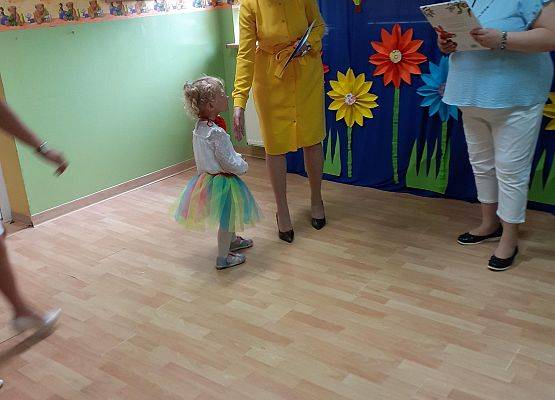 Grafika 57: Uroczyste zakończenie roku przedszkolnego. Część pierwsza. Pożegnanie młodszych dzieci