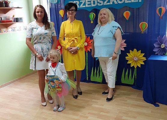 Grafika 59: Uroczyste zakończenie roku przedszkolnego. Część pierwsza. Pożegnanie młodszych dzieci