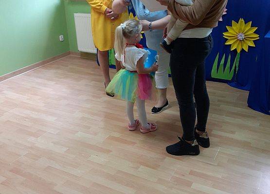 Grafika 61: Uroczyste zakończenie roku przedszkolnego. Część pierwsza. Pożegnanie młodszych dzieci