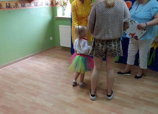Grafika 63: Uroczyste zakończenie roku przedszkolnego. Część pierwsza. Pożegnanie młodszych dzieci