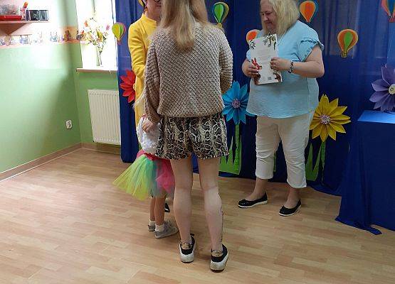 Grafika 64: Uroczyste zakończenie roku przedszkolnego. Część pierwsza. Pożegnanie młodszych dzieci