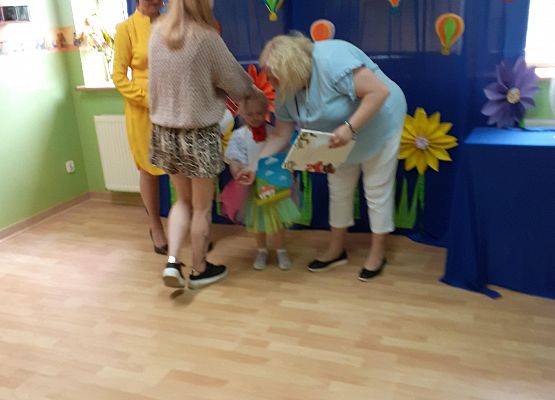 Grafika 65: Uroczyste zakończenie roku przedszkolnego. Część pierwsza. Pożegnanie młodszych dzieci