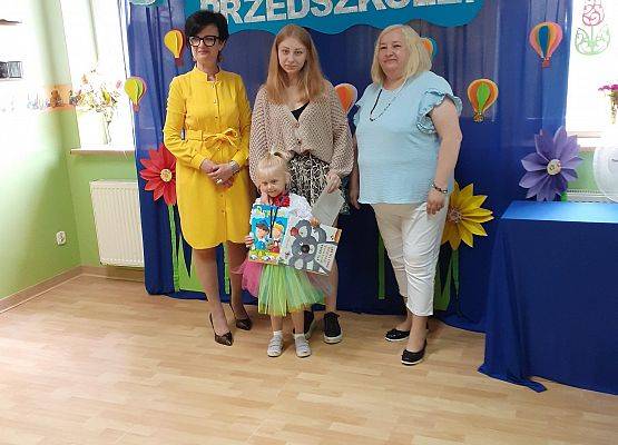 Grafika 66: Uroczyste zakończenie roku przedszkolnego. Część pierwsza. Pożegnanie młodszych dzieci