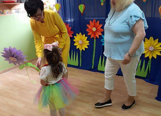 Grafika 68: Uroczyste zakończenie roku przedszkolnego. Część pierwsza. Pożegnanie młodszych dzieci