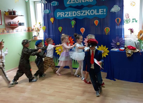 Grafika 3: Uroczyste zakończenie roku przedszkolnego. Część druga. Pożegnanie Starszaków