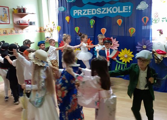 Grafika 8: Uroczyste zakończenie roku przedszkolnego. Część druga. Pożegnanie Starszaków