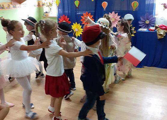 Grafika 10: Uroczyste zakończenie roku przedszkolnego. Część druga. Pożegnanie Starszaków