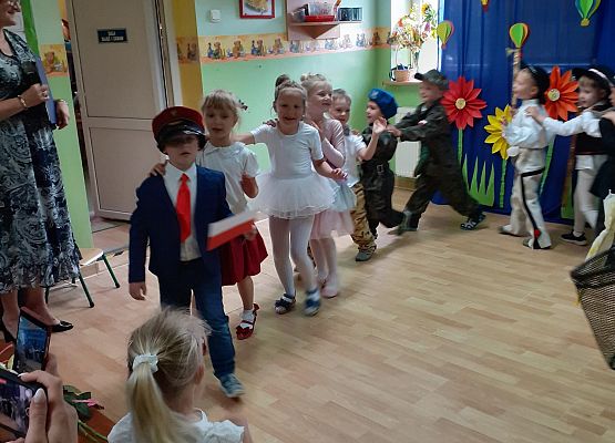 Grafika 11: Uroczyste zakończenie roku przedszkolnego. Część druga. Pożegnanie Starszaków