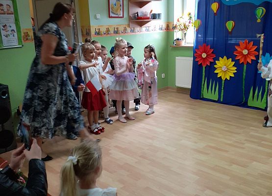 Grafika 12: Uroczyste zakończenie roku przedszkolnego. Część druga. Pożegnanie Starszaków