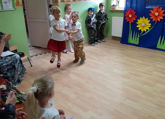 Grafika 15: Uroczyste zakończenie roku przedszkolnego. Część druga. Pożegnanie Starszaków