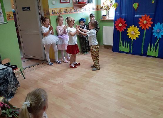 Grafika 16: Uroczyste zakończenie roku przedszkolnego. Część druga. Pożegnanie Starszaków