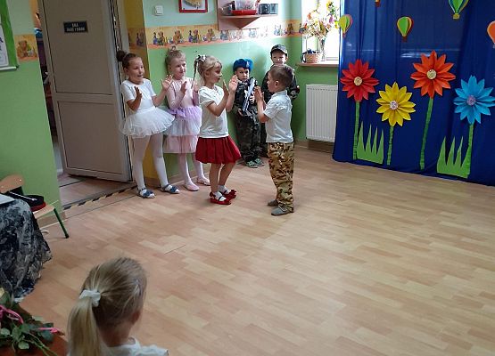 Grafika 17: Uroczyste zakończenie roku przedszkolnego. Część druga. Pożegnanie Starszaków