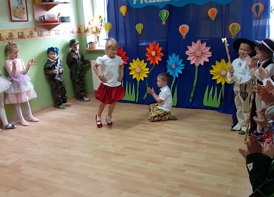 Grafika 18: Uroczyste zakończenie roku przedszkolnego. Część druga. Pożegnanie Starszaków