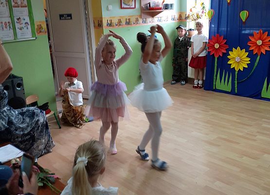 Grafika 20: Uroczyste zakończenie roku przedszkolnego. Część druga. Pożegnanie Starszaków