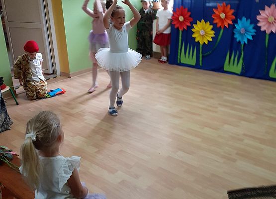 Grafika 21: Uroczyste zakończenie roku przedszkolnego. Część druga. Pożegnanie Starszaków