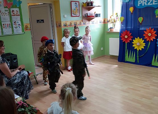 Grafika 26: Uroczyste zakończenie roku przedszkolnego. Część druga. Pożegnanie Starszaków