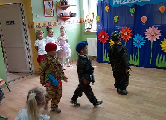 Grafika 27: Uroczyste zakończenie roku przedszkolnego. Część druga. Pożegnanie Starszaków