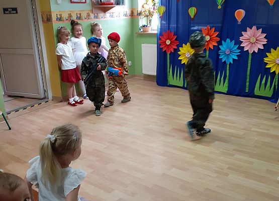 Grafika 30: Uroczyste zakończenie roku przedszkolnego. Część druga. Pożegnanie Starszaków