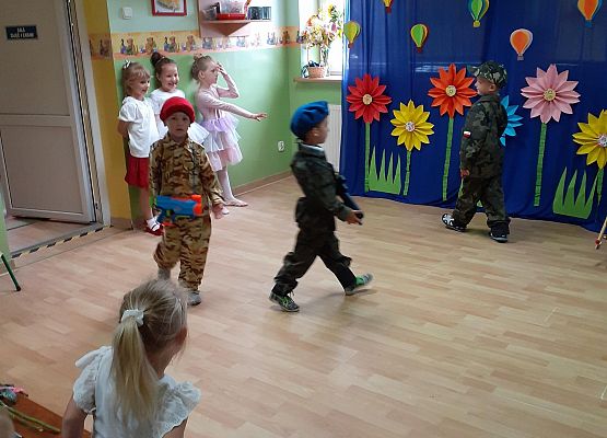 Grafika 31: Uroczyste zakończenie roku przedszkolnego. Część druga. Pożegnanie Starszaków