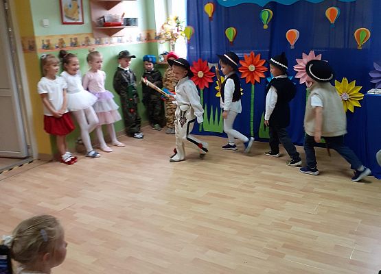 Grafika 33: Uroczyste zakończenie roku przedszkolnego. Część druga. Pożegnanie Starszaków