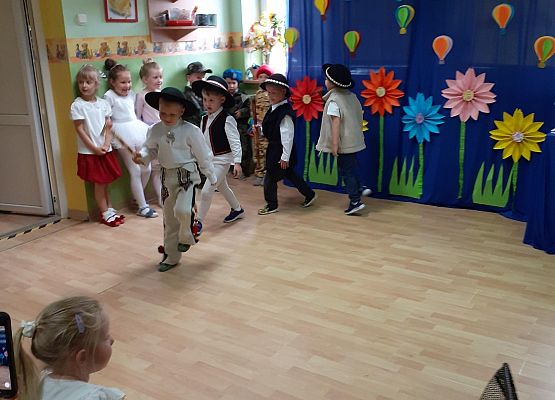 Grafika 34: Uroczyste zakończenie roku przedszkolnego. Część druga. Pożegnanie Starszaków