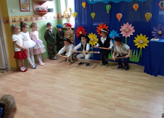 Grafika 36: Uroczyste zakończenie roku przedszkolnego. Część druga. Pożegnanie Starszaków