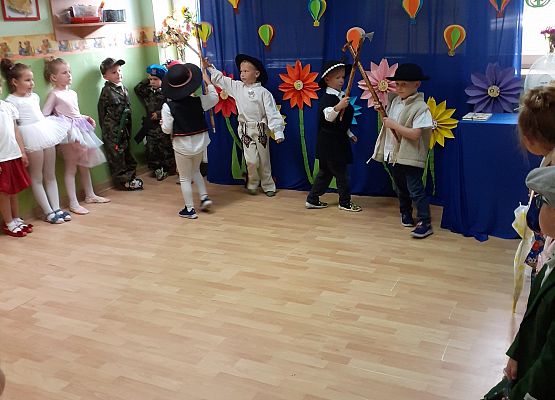 Grafika 37: Uroczyste zakończenie roku przedszkolnego. Część druga. Pożegnanie Starszaków