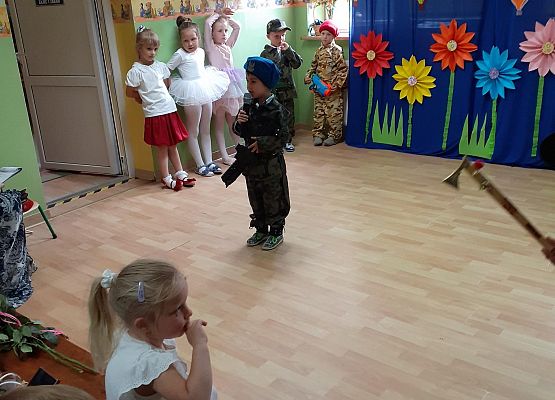 Grafika 38: Uroczyste zakończenie roku przedszkolnego. Część druga. Pożegnanie Starszaków