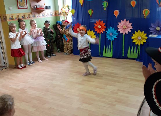 Grafika 40: Uroczyste zakończenie roku przedszkolnego. Część druga. Pożegnanie Starszaków