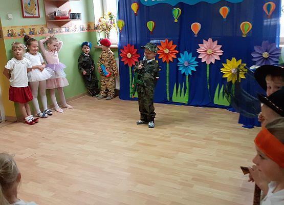 Grafika 42: Uroczyste zakończenie roku przedszkolnego. Część druga. Pożegnanie Starszaków