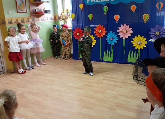 Grafika 43: Uroczyste zakończenie roku przedszkolnego. Część druga. Pożegnanie Starszaków