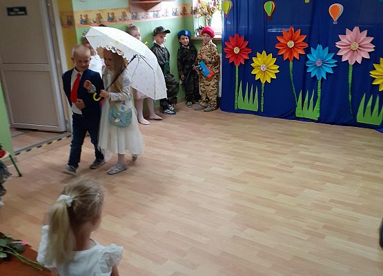 Grafika 44: Uroczyste zakończenie roku przedszkolnego. Część druga. Pożegnanie Starszaków