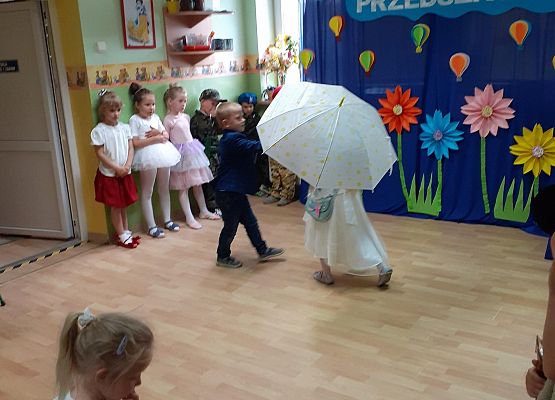 Grafika 45: Uroczyste zakończenie roku przedszkolnego. Część druga. Pożegnanie Starszaków