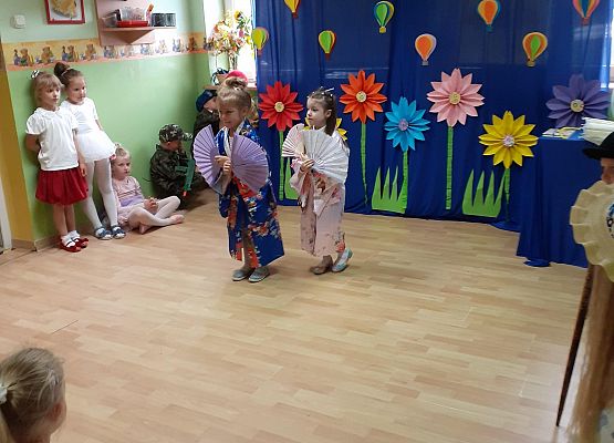 Grafika 53: Uroczyste zakończenie roku przedszkolnego. Część druga. Pożegnanie Starszaków