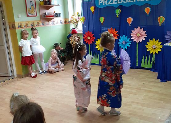 Grafika 54: Uroczyste zakończenie roku przedszkolnego. Część druga. Pożegnanie Starszaków