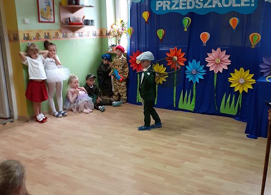 Grafika 57: Uroczyste zakończenie roku przedszkolnego. Część druga. Pożegnanie Starszaków