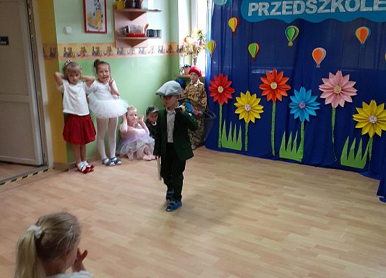 Grafika 58: Uroczyste zakończenie roku przedszkolnego. Część druga. Pożegnanie Starszaków