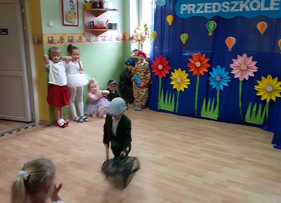 Grafika 59: Uroczyste zakończenie roku przedszkolnego. Część druga. Pożegnanie Starszaków