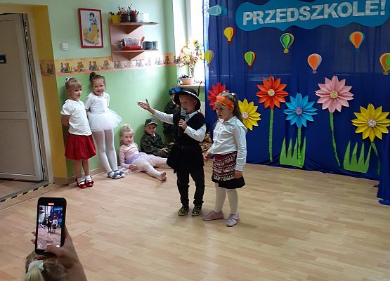 Grafika 62: Uroczyste zakończenie roku przedszkolnego. Część druga. Pożegnanie Starszaków