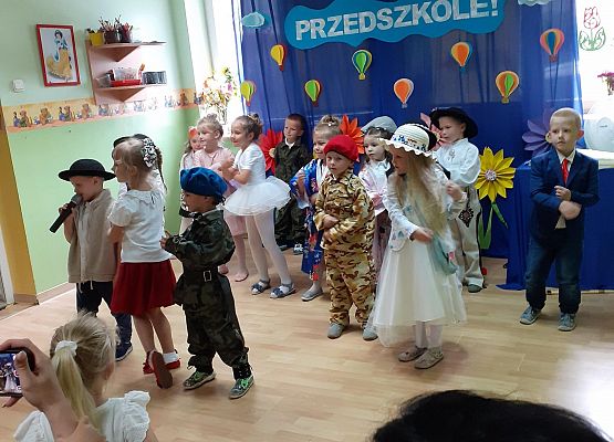 Grafika 64: Uroczyste zakończenie roku przedszkolnego. Część druga. Pożegnanie Starszaków