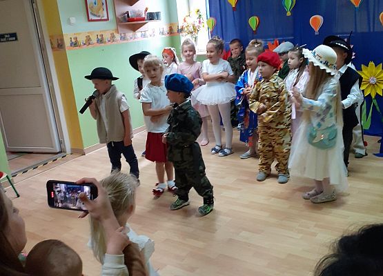 Grafika 65: Uroczyste zakończenie roku przedszkolnego. Część druga. Pożegnanie Starszaków