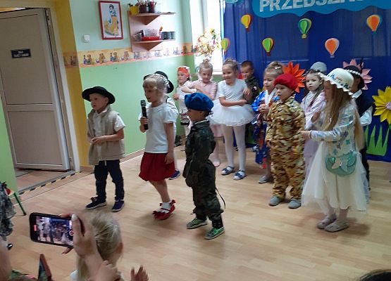 Grafika 68: Uroczyste zakończenie roku przedszkolnego. Część druga. Pożegnanie Starszaków