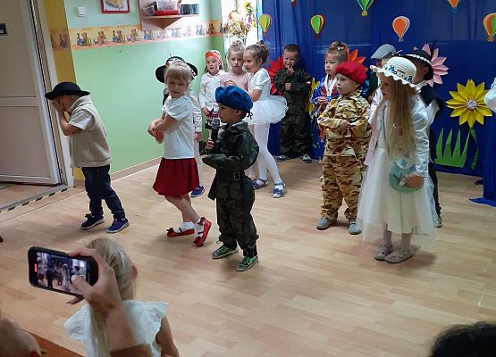 Grafika 69: Uroczyste zakończenie roku przedszkolnego. Część druga. Pożegnanie Starszaków