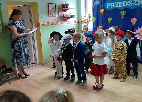 Grafika 72: Uroczyste zakończenie roku przedszkolnego. Część druga. Pożegnanie Starszaków