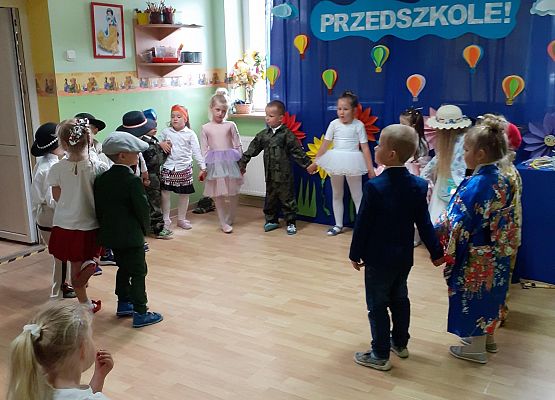 Grafika 75: Uroczyste zakończenie roku przedszkolnego. Część druga. Pożegnanie Starszaków