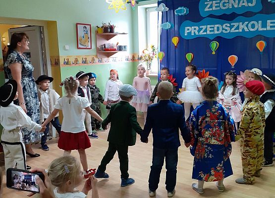 Grafika 76: Uroczyste zakończenie roku przedszkolnego. Część druga. Pożegnanie Starszaków