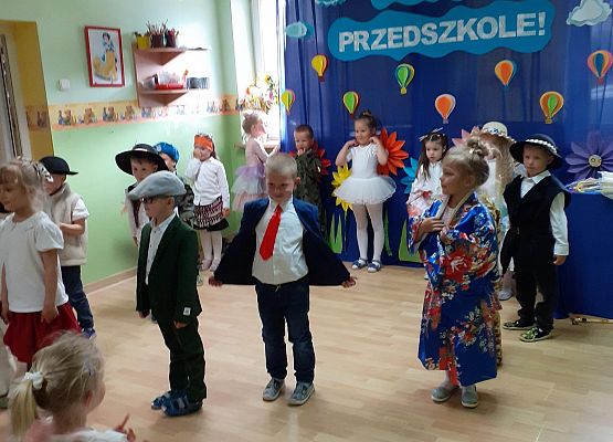 Grafika 77: Uroczyste zakończenie roku przedszkolnego. Część druga. Pożegnanie Starszaków