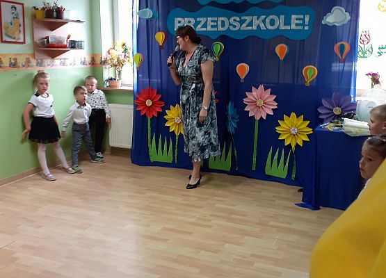 Grafika 78: Uroczyste zakończenie roku przedszkolnego. Część druga. Pożegnanie Starszaków