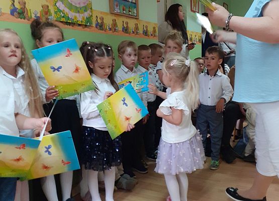 Grafika 82: Uroczyste zakończenie roku przedszkolnego. Część druga. Pożegnanie Starszaków