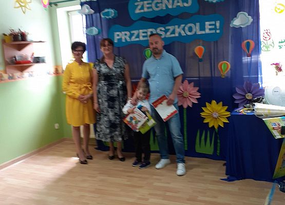 Grafika 105: Uroczyste zakończenie roku przedszkolnego. Część druga. Pożegnanie Starszaków